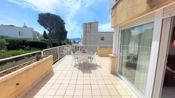 Flat with a large terrace and 100m from the sea.